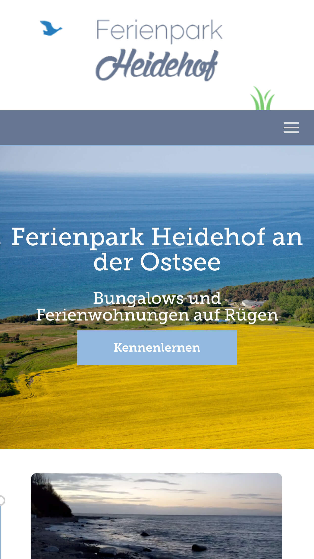 Weiterer Webprojekt-Screen im schräg gestellten iPhone